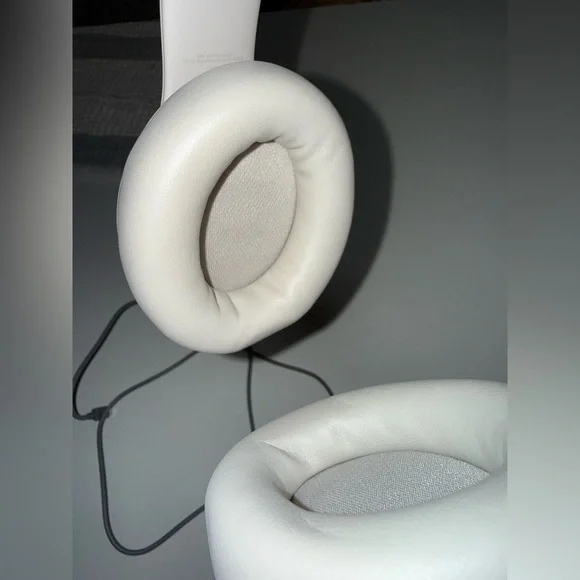 NWOT Beats Studio Pro Bluetooth Wireless Headphones – Sandstone - Picture 5 of 7